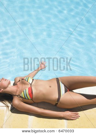 Mujer alrededor de la piscina