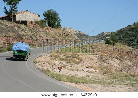 Viejo Tractor para trabajar la madera en las montañas