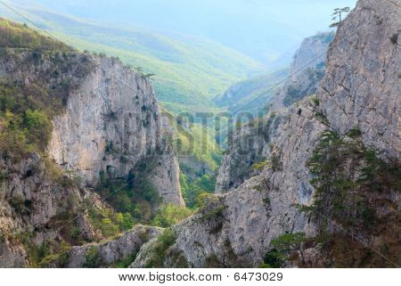 Kevään suuri Krimin Canyon maisema (Ukraina).