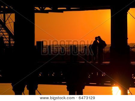 Koppel op zoek naar de zonsondergang