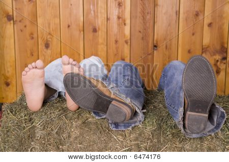 Füße und Schuhe zusammen