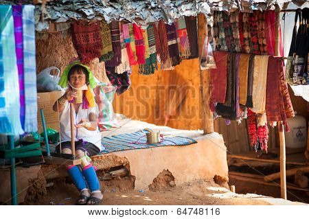 MAE HONG SON, CHIANG MAI, THAILAND - DEC 4, 2013: Unidentified Karen Long Neck woman in traditional hill tribe village also known as Kayan indigenous  ethnic group. Famous tourist travel destination. 