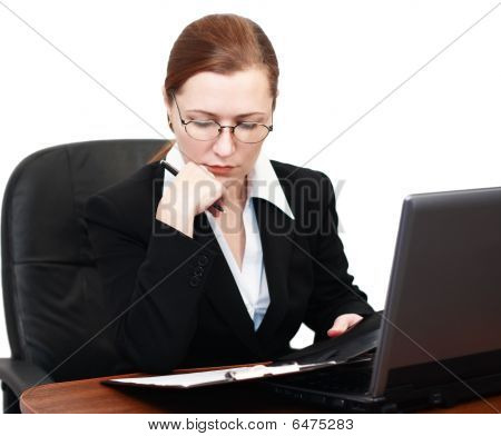 Uma mulher lendo documentos