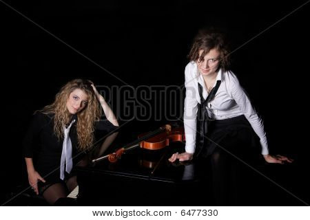 Twee mooie jonge vrouwen met viool en Piano