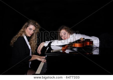 Twee mooie jonge vrouwen met viool en Piano