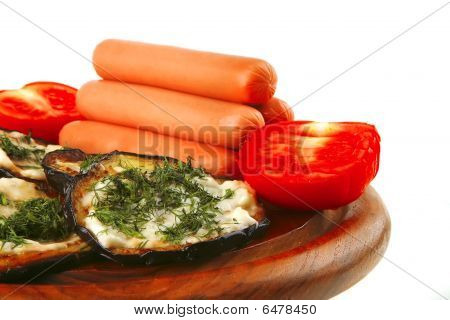 Salsichas servidas na placa de madeira