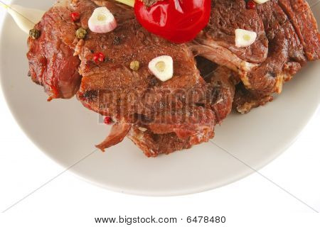 Servita carne di manzo sul piatto grigio