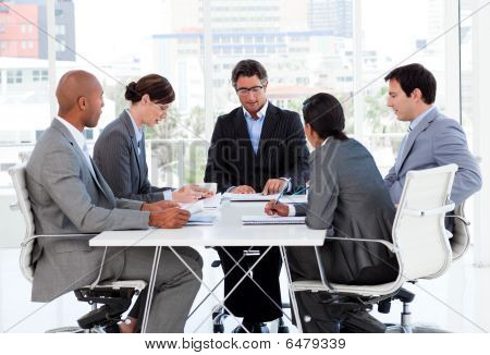 Monipuolinen Business Group Disscussing A rahoitusnäkymät