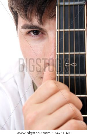 Handsome Young man Gitarre spielen