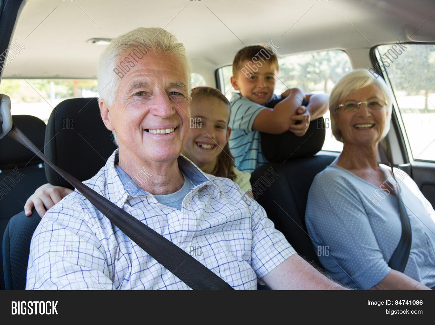 Дедушка с автомобилем. Повозка санта клауса. Я везу деда. Новогодний грузовик с елкой. Веселые бабушка и дедушка.