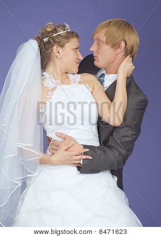 Romantik damat ve gelin lila zemin üzerine