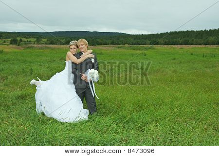 Gelin ve damat sahada kucaklamak