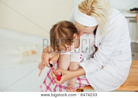 Concentré de mère faisant clous de sa petite fille