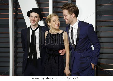 LOS ANGELES - FEB 22:  Tom Sturridge, Sienna Miller, Robert Pattinson at the Vanity Fair Oscar Party 2015 at the Annenberg Center for the Performing Arts on February 22, 2015 in Beverly Hills, CA