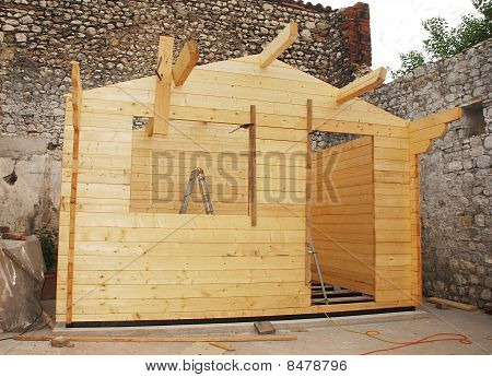 Cabaña de madera parcialmente construido