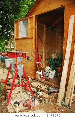 Carpenter je pracovní stůl a neudržované zahrady přístřešek