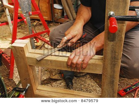 Presentación de un marco de madera de la silla