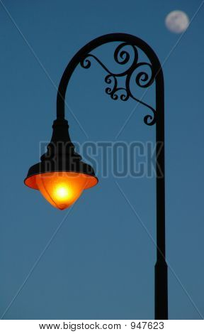 Poste de luz por lua