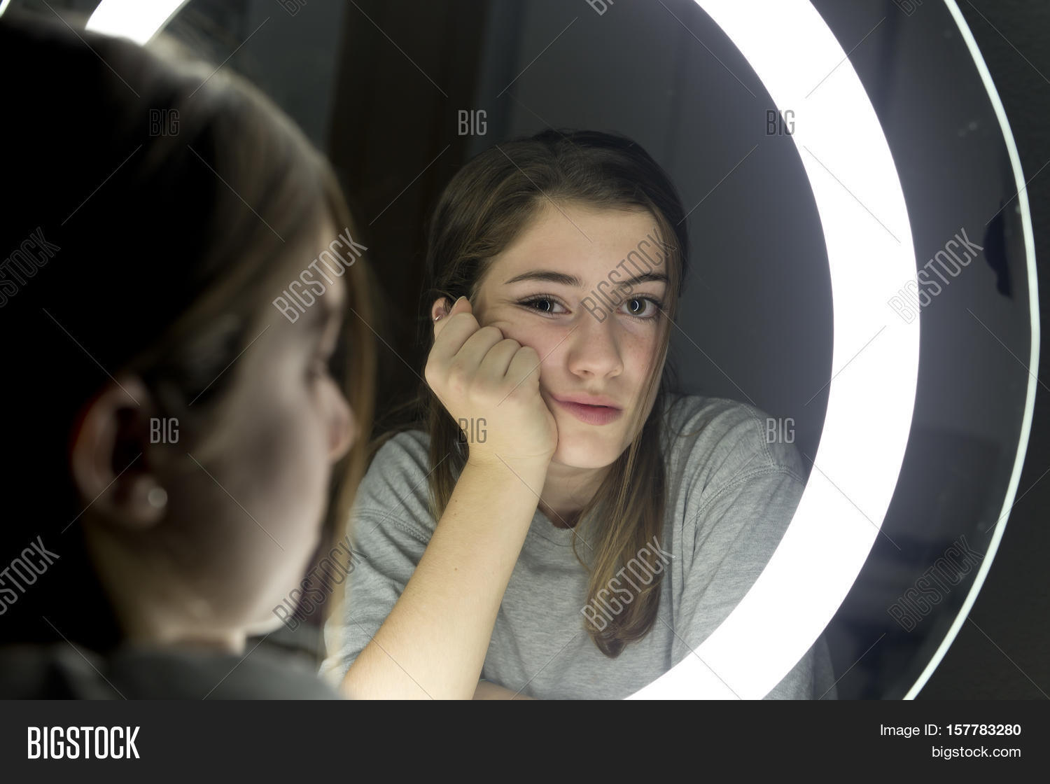 Зеркало ютуб. Looking mirror песня. Looking mirror песня. Чувак смотрит в зеркало. Индиа айсли 2018 темное зеркало.