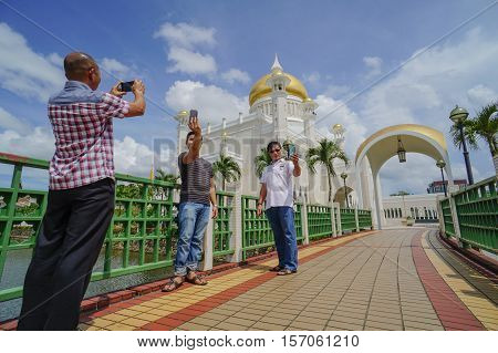 Bandar Seri Begawan,Brunei-Nov 12,2016:Tourists taking pictures with their handphone of the Omar Ali Saifuddien Mosque,Bandar Seri Begawan Brunei Darussalam.One of the attraction places in Brunei