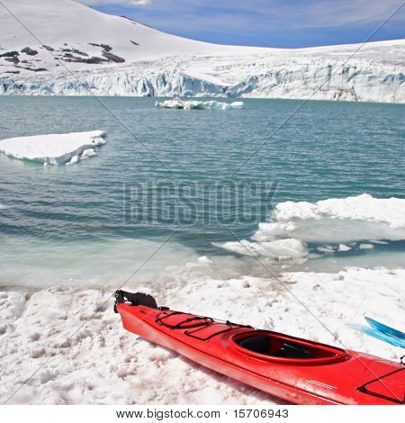 Kajak na ledovcové jezero v Norsku. Jostedalsbreen.