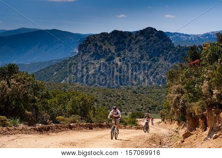 Sardinia on the paths between mountains and sea with the mountain bike Peak Genna Sillana