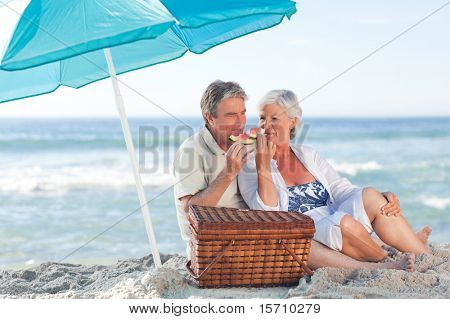Coppia di anziani suo sulla spiaggia