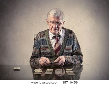 Solitaire oynayan üst düzey adam