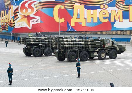 Moskou - 6 mei: Smerch RSZO - zware meerdere raketten draagraket in de generale repetitie voor militaire Par