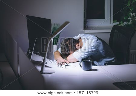 человек выключает компьютер в конце рабочего дня