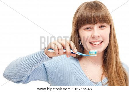 Adolescente spazzolando i denti