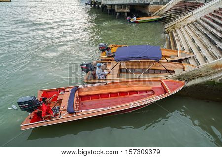 Bandar Seri Begawan,Brunei-Nov 10,2016:Brunei's water taxi waiting for customer at behind the Yayasan Sultan Haji Hassanal Bolkiah mall.Water taxi is one of attraction tourists in Brunei Darussallam.