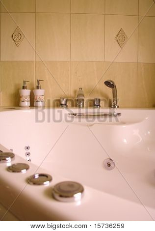 ภายในของห้องน้ำทันสมัยพร้อมจากุซซี่