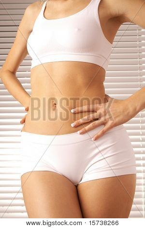 vrouwelijk lichaam met maatregel tape. Fitness, sport, gezond leven