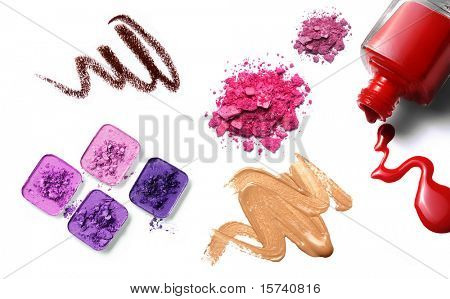 เครื่องสำอาง: eyeshadows ตะปูโปแลนด์ มูลนิธิแต่งหน้าแยกต่างหากบนพื้นหลังสีขาว
