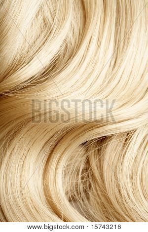 longs cheveux blonds comme toile de fond