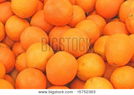 Um monte de laranjas em um monte em um supermercado