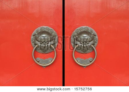 Chinês vermelho portas portas tomadas num templo