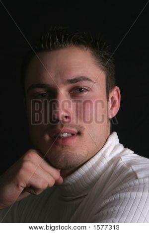 junger Mann mit Seite Lighting lächelnd