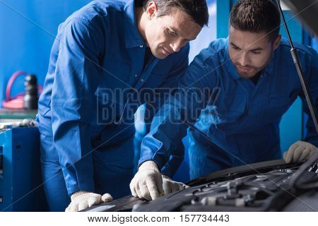 We are to strengthen it. Serious experienced mechanics discussing break out while repairing car engine
