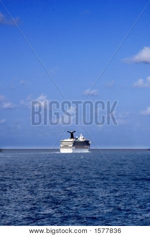 ล่องเรือล่องเรือในทะเล
