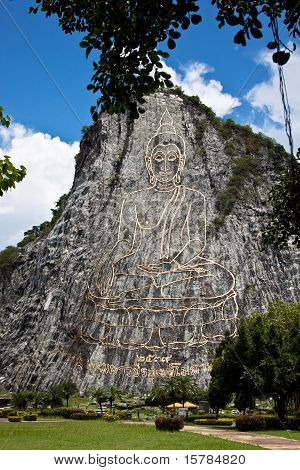 Imagem de Buda sobre a falésia, Pattaya, Tailândia