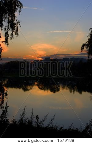 Puesta del sol cerca del lago 