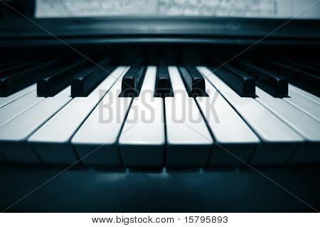Closeup de teclado de piano. Visão de grande angular.