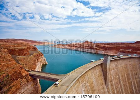Glen Canyon přehradou ve stránce s jezerem