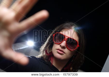 Giovane donna gioco rockstar personalità