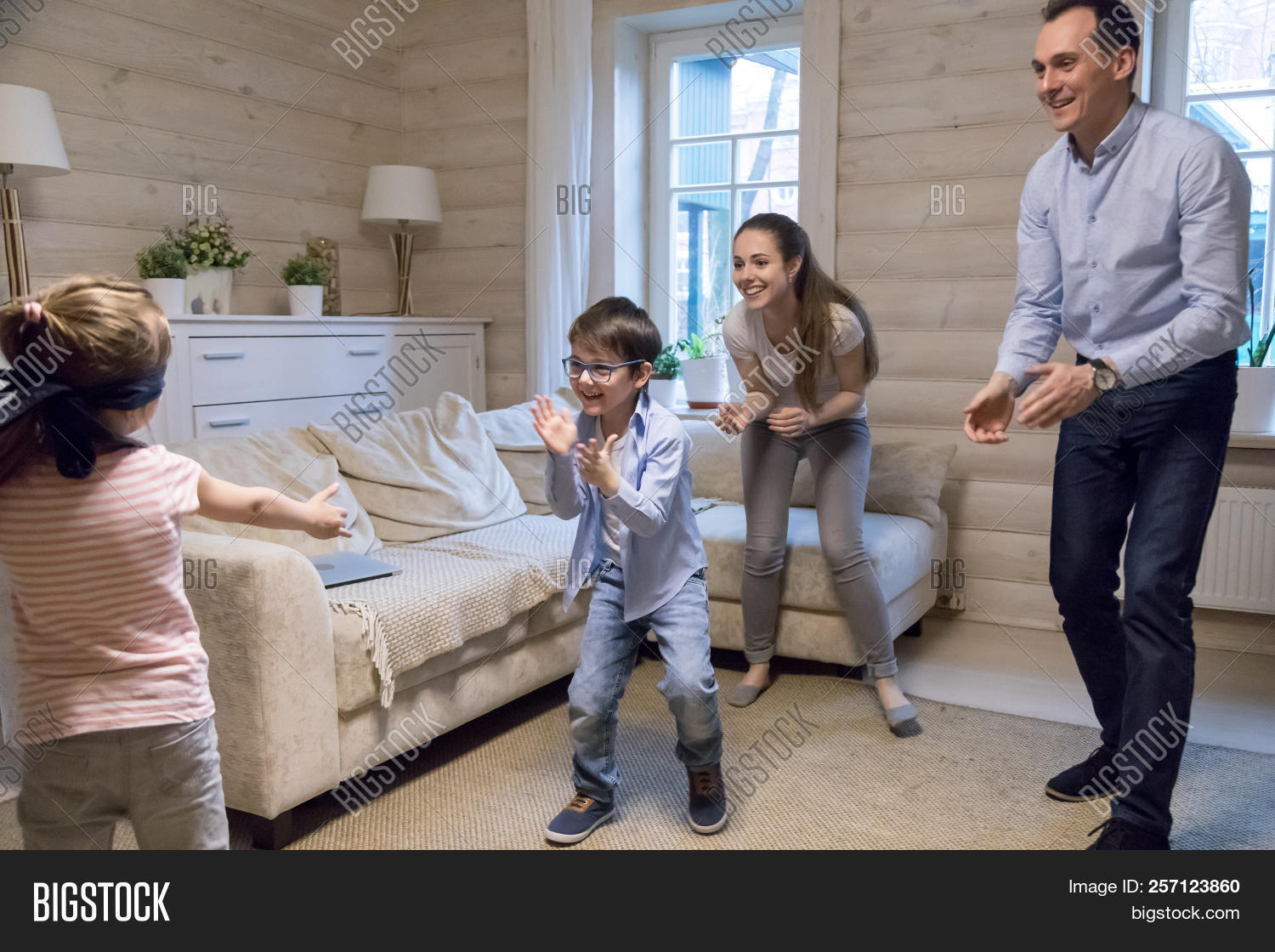 Игры прятки в доме. School trip игра. Привет сосед hide and seek. Дети играют на улице. Игры прятки в доме.