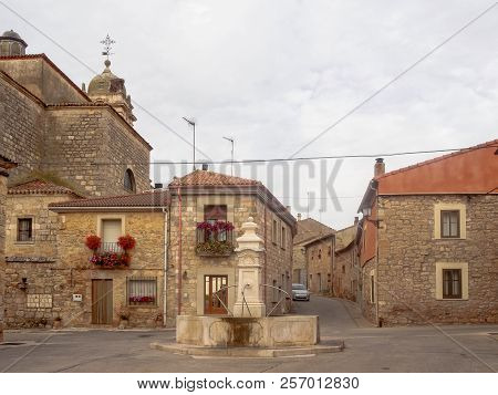 Drinking Fountain With Scallop Shell - Rabe De Las Calzados, Castile And Leon, Spain