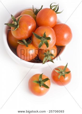 CÂ¡herry tomatoes in white bowl
