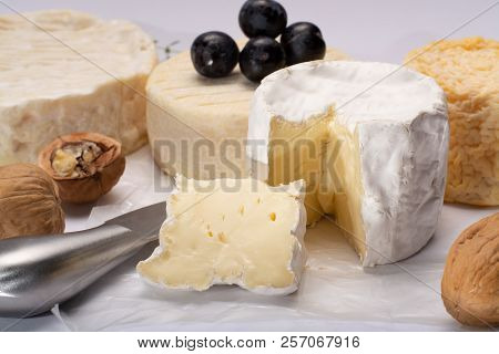 French Aoc Soft Cow Cheeses, Crumbly Langres With Washed Rind Structure, Sharp Pie Angloys, Camember